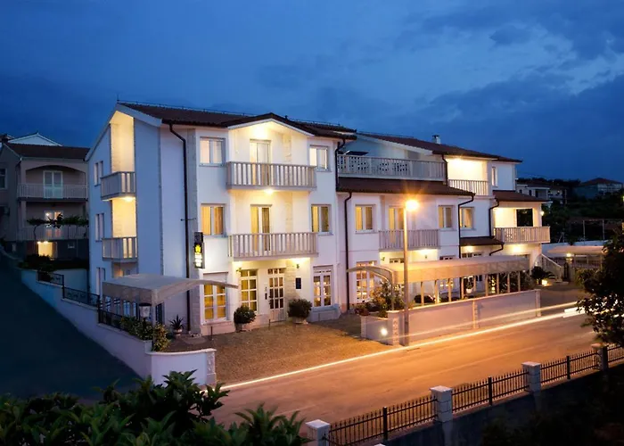 Kruna Grada טרוגיר